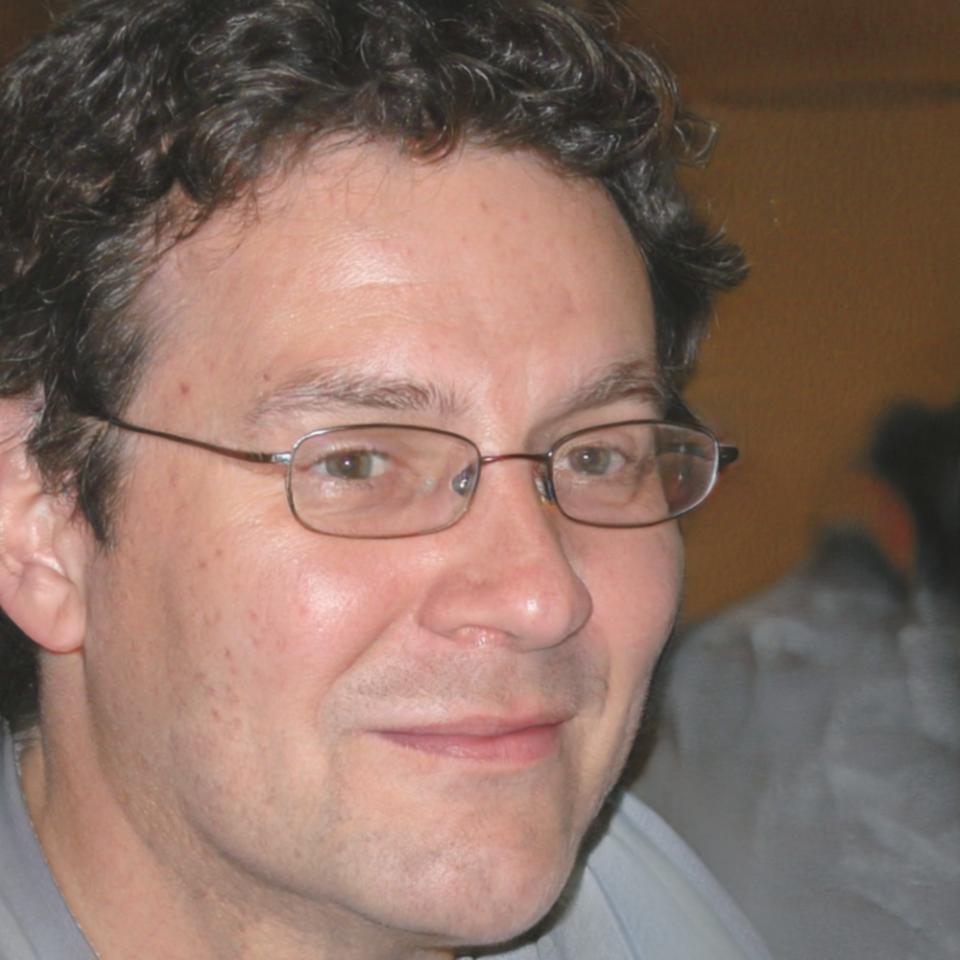 Portrait de Marc Dubois, analyste financier senior